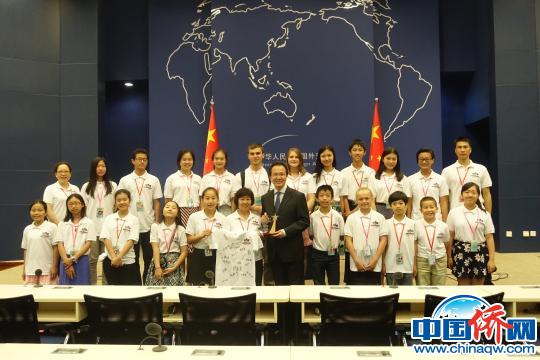 小記者們與外交部新聞發(fā)言人洪磊在例行記者會(huì)后合影留念,。(張蕓蕓