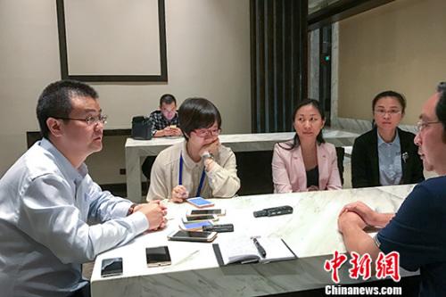 中國僑網(wǎng)圖為海外華文媒體代表對(duì)文昌市副市長何歡寶進(jìn)行采訪。 中新社記者 洪堅(jiān)鵬 攝