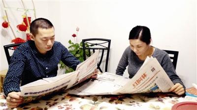 中國僑網(wǎng)加拿大華人華僑興致勃勃地閱讀《紅楓林·深圳版》,。加拿大華文媒體《紅楓林》供圖