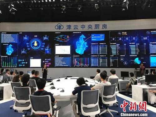 中國僑網(wǎng)海外華文媒體代表觀看“津云中央廚房”宣傳片,?!∪轿木辍z