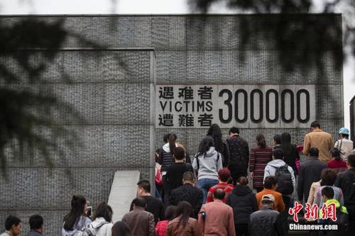 中國僑網(wǎng)資料圖:南京大屠殺死難者名單墻,。(圖片來源:中新網(wǎng)/ 泱波 攝)