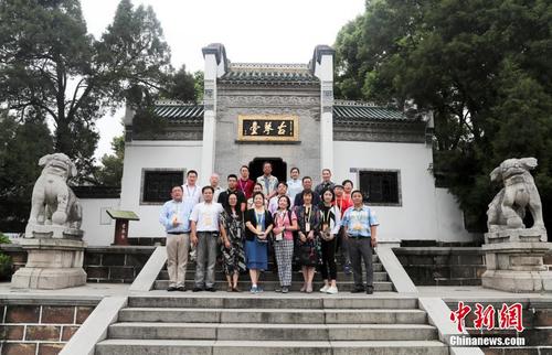 中國僑網(wǎng)資料圖:9月5日,,海外華文媒體代表在古琴臺合影,。當日,,來自美國,、俄羅斯,、加拿大,、新西蘭等10個國家和地區(qū)的19位海外華文媒體代表走進武漢漢陽區(qū),,參訪漢陽造創(chuàng)意產(chǎn)業(yè)園,、古琴臺,、江欣苑社區(qū)非遺傳承園、武漢國際博覽中心,、中鐵大橋局武漢橋文化博物館等,,尋覓知音文化,聚焦?jié)h陽經(jīng)濟,、社會發(fā)展成果,。中新社記者 張暢 攝