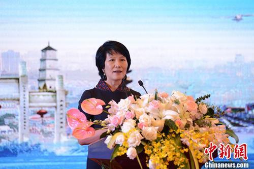中國(guó)僑網(wǎng)9月11日,,中國(guó)新聞社總編輯王曉暉宣讀《世界華文傳媒論壇福州宣言》,。 中新社記者 崔楠 攝