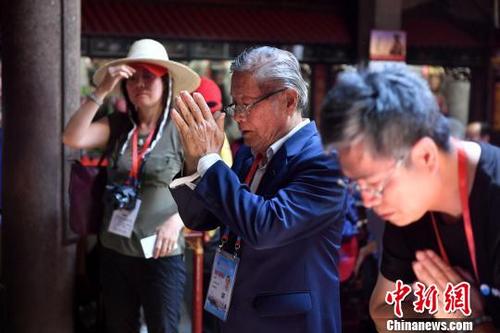 中國僑網(wǎng)圖為嘉賓在媽祖祖廟拜謁媽祖金身,?!蚊鳌z