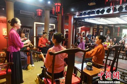 中國(guó)僑網(wǎng)圖為華文媒體代表在晉江觀看南音表演,。 呂明 攝