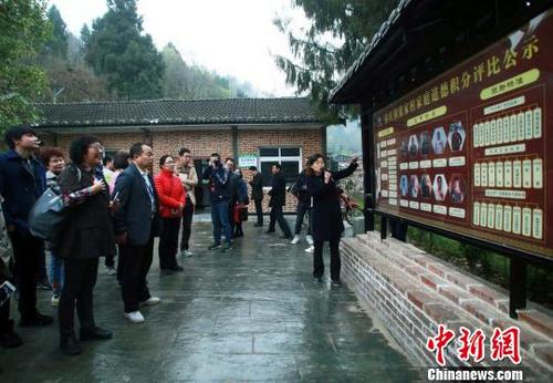 中國僑網(wǎng)華文媒體代表在青川縣張家村參觀 王磊 攝
