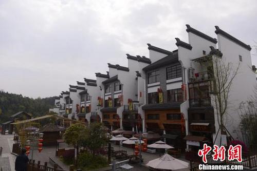 中國(guó)僑網(wǎng)潯龍河生態(tài)藝術(shù)小鎮(zhèn)內(nèi)的建筑古香古色,?!钊A峰 攝