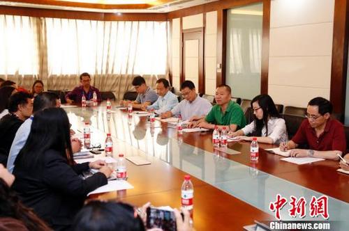 中國(guó)僑網(wǎng)5月29日,,菲律賓新聞官員和記者研修班在北京參訪中國(guó)新聞社,。圖為中國(guó)新聞社副社長(zhǎng)兼副總編夏春平等與代表團(tuán)進(jìn)行交流?!№n海丹 攝