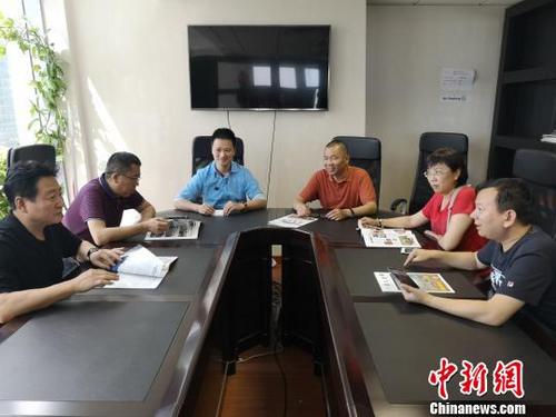 中國僑網(wǎng)中國新聞社副社長,、副總編輯夏春平(右三)及中新社代表團(tuán)成員與阿聯(lián)酋迪拜中華網(wǎng)總裁應(yīng)震中先生(左三),,阿聯(lián)酋中國和平統(tǒng)一促進(jìn)會(huì)秘書長閆挺先生(左一)座談交流,。 全安華 攝