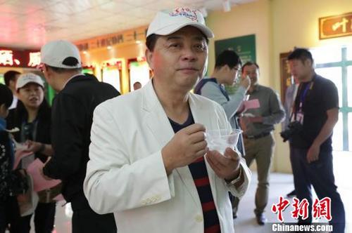 中國僑網(wǎng)嘉賓品嘗富硒大米。 胡耀榮 攝