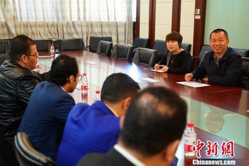 中國(guó)僑網(wǎng)11月16日,,中新社副社長(zhǎng)、副總編輯夏春平會(huì)見埃及媒體代表團(tuán)一行并舉行座談,?!〈揲z