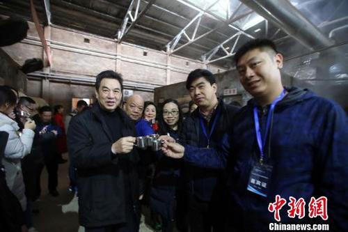 中國僑網(wǎng)27日,,海外華文媒體代表在五糧液釀酒車間品嘗原漿酒。 王磊 攝
