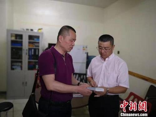 中國(guó)僑網(wǎng)由中國(guó)新聞社副社長(zhǎng)兼副總編輯夏春平率領(lǐng)的中新社訪問(wèn)團(tuán)一行,,當(dāng)?shù)貢r(shí)間3月4日在贊比亞盧薩卡走訪了非洲《華僑周報(bào)》和5FM電臺(tái)。圖為夏春平(左)向環(huán)球廣域傳媒集團(tuán)總裁,、非洲《華僑周報(bào)》董事長(zhǎng)南庚戌贈(zèng)送中新社編輯出版的刊物,。 于晶波 攝
