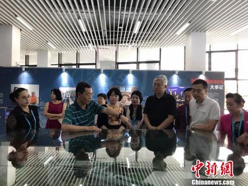 中國僑網(wǎng)采風(fēng)團一行在汕頭考察廣東以色列理工學(xué)院,?!∪轿木辍z