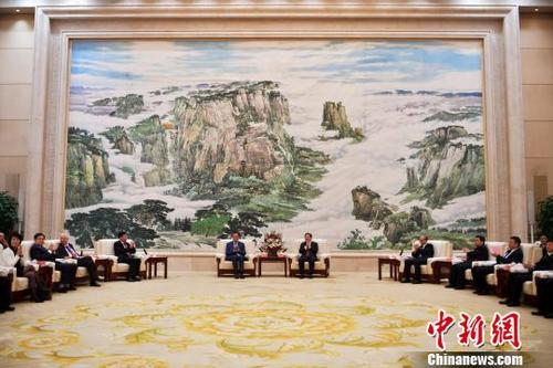 中國僑網(wǎng)11日晚,,河北省委書記王東峰,、省長許勤在石家莊會見前來參加第十屆世界華文傳媒論壇的華文媒體代表,中國新聞社社長章新新,、總編輯王曉暉,、副社長夏春平等參加會見?!〉杂鸺选z