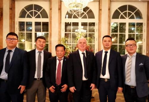 中國僑網(wǎng)意大利總理府部長會議主席卡羅•卡普里亞和歐聯(lián)通訊社相關(guān)負(fù)責(zé)人合影,。(意大利歐聯(lián)網(wǎng)/博源 攝)