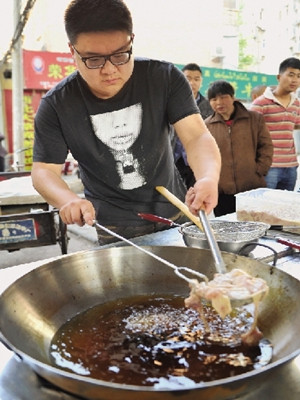 郭方正在炸雞,動(dòng)作相當(dāng)嫻熟老練,一點(diǎn)不像新手,。