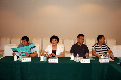 連云港市僑聯(lián)主席陳允霞在招商投資說(shuō)明會(huì)上致辭