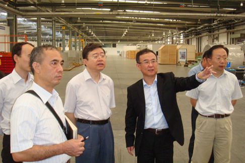 中國僑網(wǎng)奧泰公司董事長鄒學(xué)明向陳越良副介紹企業(yè)發(fā)展情況