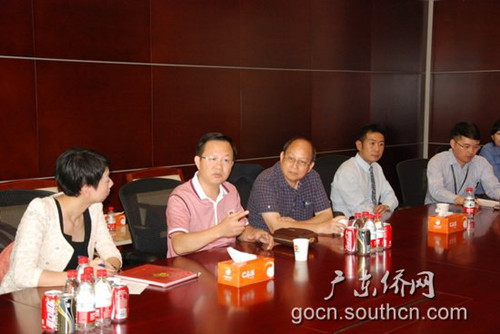 中國僑網(wǎng)鄭建民副主任(左二)出席省僑商會青委會第一次會議,,與青年委員座談交流