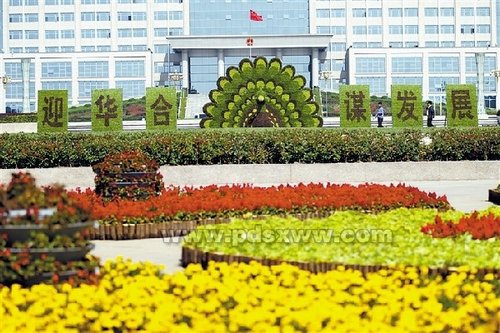中國(guó)僑網(wǎng)10月14日,兩位市民從立體花壇旁走過(guò),。第五屆“華合論壇”即將召開(kāi),,(平頂山)市園林處在新城區(qū)平安廣場(chǎng)制作了立體花壇“孔雀開(kāi)屏”,熱情歡迎參加論壇的華僑華人代表,。 (平頂山新聞網(wǎng)/李志勇 攝)