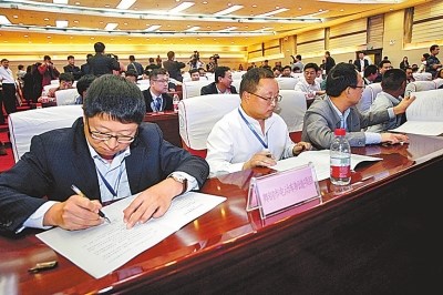 中國僑網(wǎng)10月16日,第五屆華僑華人中原經(jīng)濟(jì)合作論壇在平頂山開幕,,來自39個(gè)國家和地區(qū)的1000余名客商代表齊聚鷹城,,進(jìn)行項(xiàng)目洽談,、對(duì)接,共商經(jīng)濟(jì)合作發(fā)展之道,。(《河南日?qǐng)?bào)》/王錚 攝)