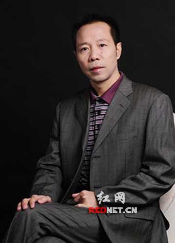 中國僑網(wǎng)泰國湖南商會是中國在東盟成立的第二家湖南商會,,也是在泰國的第一家中國商會,。“這是湖南工商業(yè)在泰國的家,!”采訪中,,劉純鷹津津樂道的不是他的事業(yè),,而是這個(gè)“家”。(紅網(wǎng)/李慧芳)