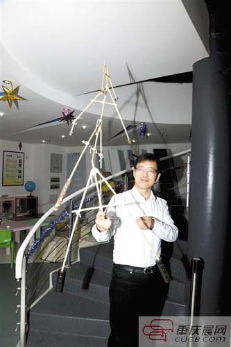 中國僑網(wǎng)李志峰在演示科學(xué)實(shí)驗(yàn)。 受訪者供圖。(《重慶晨報(bào)》)