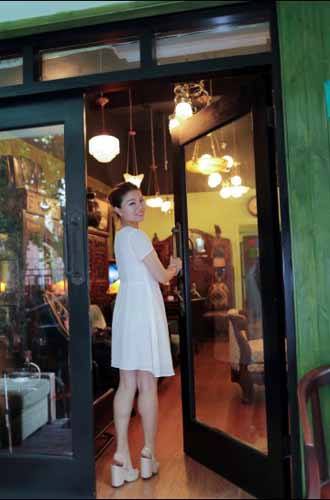 中國僑網上海女孩于英廉和她的小店,。(人民網)