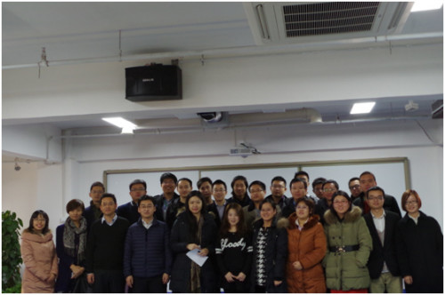 中國僑網參加“北京大學-常青藤盟校等北美高校創(chuàng)業(yè)實踐”的海歸團隊與本土高校創(chuàng)業(yè)團隊在北京大學創(chuàng)業(yè)訓練營合影。(美國《僑報》)