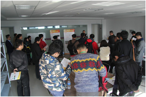 中國僑網創(chuàng)業(yè)實踐團成員正在傾聽杭州市下沙經濟技術開發(fā)區(qū)工作人員的創(chuàng)業(yè)政策介紹,。(美國《僑報》)