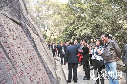 中國僑網(wǎng)國內(nèi)外嘉賓到九日山參觀考察,,了解泉州“海絲”文化,。