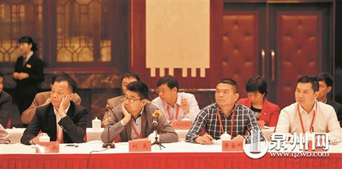 中國(guó)僑網(wǎng)委員們?cè)谡J(rèn)真聽(tīng)取發(fā)言,。(林勁峰 攝)