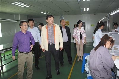 中國僑網(wǎng)馬勇智(前左二)等一行在僑資企業(yè)調(diào)研,。(林琳 攝)