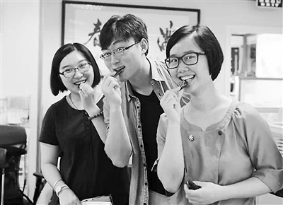 中國僑網(wǎng)彭天和她的“創(chuàng)業(yè)咖啡”團(tuán)隊(duì),右為彭天,受訪者提供,。(《人民日報(bào)海外版》)