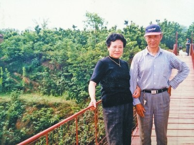 中國僑網張敏,?與周朝旺(《大河報》)