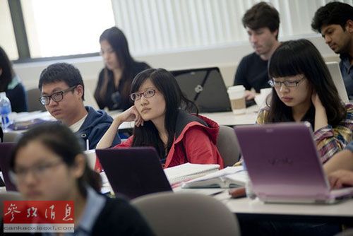 中國僑網(wǎng)資料圖:中國學(xué)生在美國加利福尼亞州一所大學(xué)上課,。