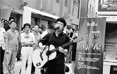 中國僑網(wǎng)海歸林申在創(chuàng)業(yè)大街上即興進(jìn)行三分鐘的脫口秀表演,,講述他的創(chuàng)業(yè)故事,引得陣陣掌聲,。(《人民日?qǐng)?bào)海外版》/周鑫 攝)