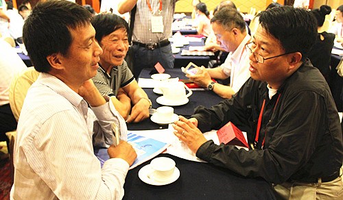 中國(guó)僑網(wǎng)海外嘉賓與莆田市企業(yè)代表就項(xiàng)目進(jìn)行自由對(duì)接,。