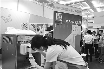 中國僑網(wǎng)工作人員現(xiàn)場制作北海道冰激凌。(《人民日報海外版》/何思琦 攝)
