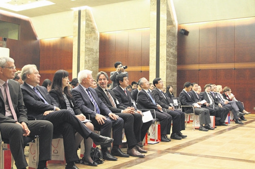 中國(guó)僑網(wǎng)德國(guó)中國(guó)商會(huì)主辦的首屆在德中資企業(yè)專場(chǎng)招聘會(huì)19日在法蘭克福工商會(huì)(IHK)大樓舉行,。圖為開幕式現(xiàn)場(chǎng),。(法國(guó)《歐洲時(shí)報(bào)》/張喬楠 攝)