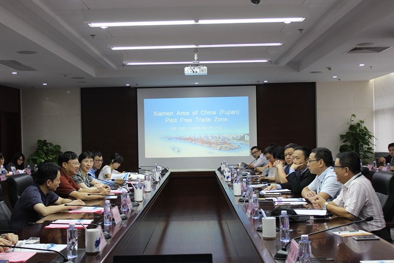 福建省僑辦組織開展“澳臺商會福建自貿(mào)區(qū)行”活動,,福建省僑辦副主任林澤春與來自臺灣、澳門、香港,、日本等地37名商界代表在廈門自貿(mào)區(qū)交流座談,。