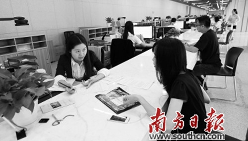 “一站式”服務(wù)提高了辦事效率,。(朱洪波
