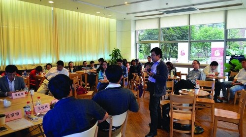 科技界海歸們討論回國工作情況,。(徐璘