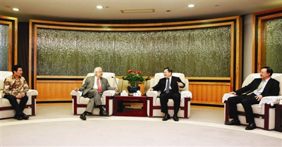 副市長陳彪(右二)會見《國際日報》報業(yè)集團董事長熊德龍(左二)一行,。(《深圳僑報》/李恩