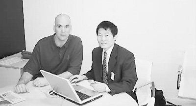 2008年,,鮑仁君(右)在克利夫蘭采訪,。