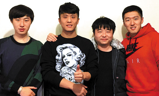 蟬鳴視覺VR工作室的三位創(chuàng)始人(從右往左依次是趙航、韓賢明,、余仁集)和第一位員工王梓(左一)