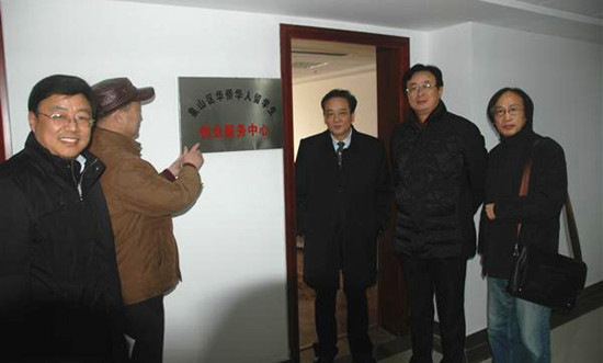 徐州市委統(tǒng)戰(zhàn)部副部長(zhǎng)、市僑辦主任李明在泉山區(qū)軟件園指導(dǎo)“創(chuàng)業(yè)服務(wù)中心”籌建工作,。