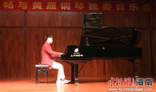 小鋼琴演奏者動(dòng)情表演,。