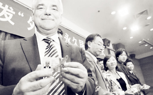 一批外國友人喜獲夢寐以求的中國綠卡,。